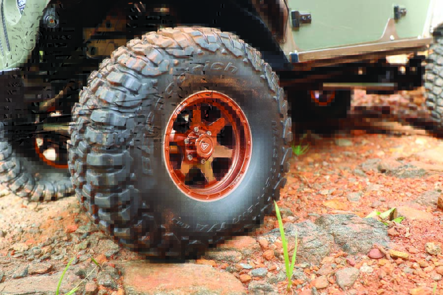 The SCX6’s scaled down yet fully-capable BFGoodrich KM3 tires are wrapped over 2.9’’ Treal beadlock CNC machined wheels.