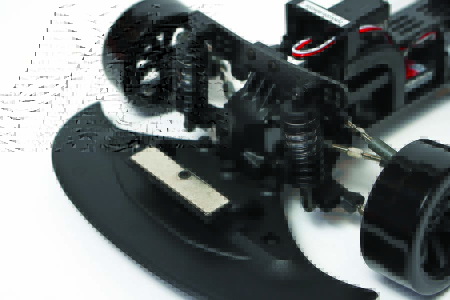 The front suspension can be mounted any number of ways to fine-tune driving feel. The body mount is magnetic, eliminating the need for body clips.