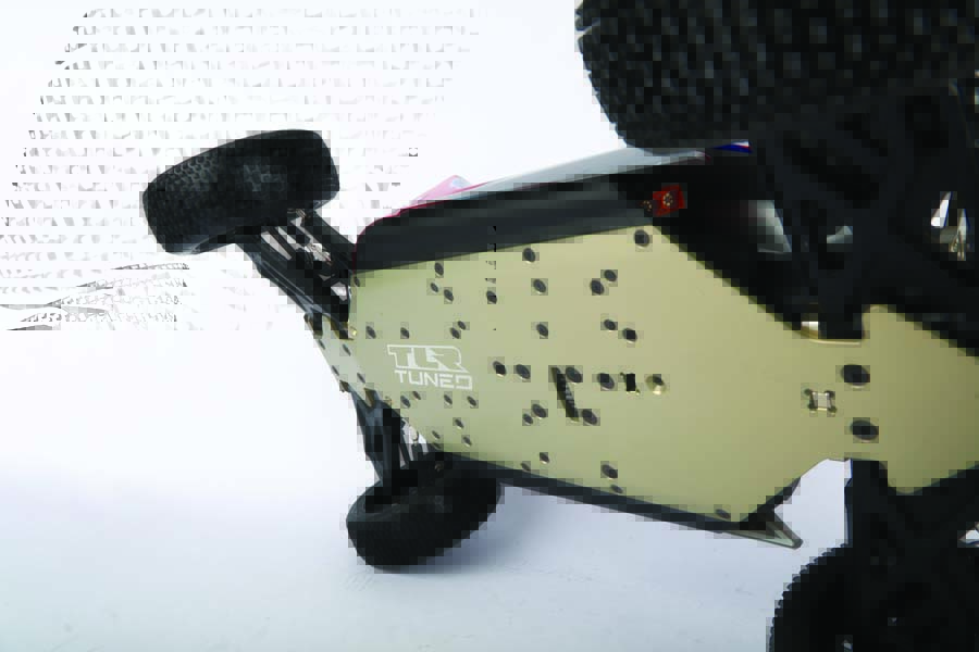 This buggy’s competition-spec upgrades include the addition of a TLR Tuned 7075-T6 aluminum chassis plate.