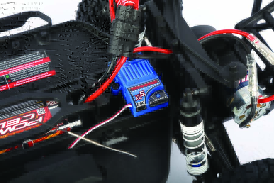 The waterproof Traxxas XL-5 ESC supplies power to the motor. It features three throttle profiles, low voltage detection, thermal shutdown protection and a built-in BEC. 