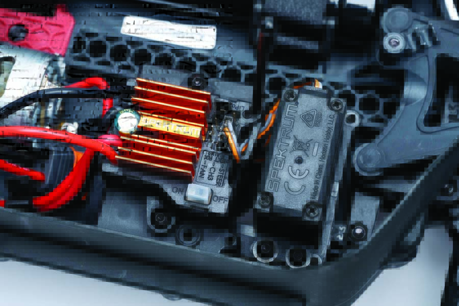 	The Spektrum SLT 2-in-1 40A ESC and receiver keeps the electronics package nice and compact.