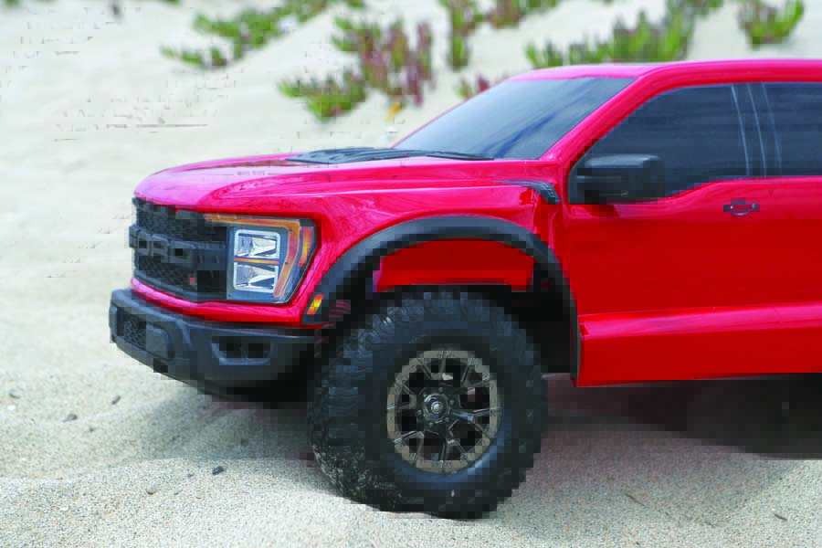 Raptor R is equipped with licensed BFGoodrich All-Terrain T/A KO2 tires on black-chrome finished wheels. They are 5mm taller than Slash tires to help simulate the real Raptor R’s large 37” tires.