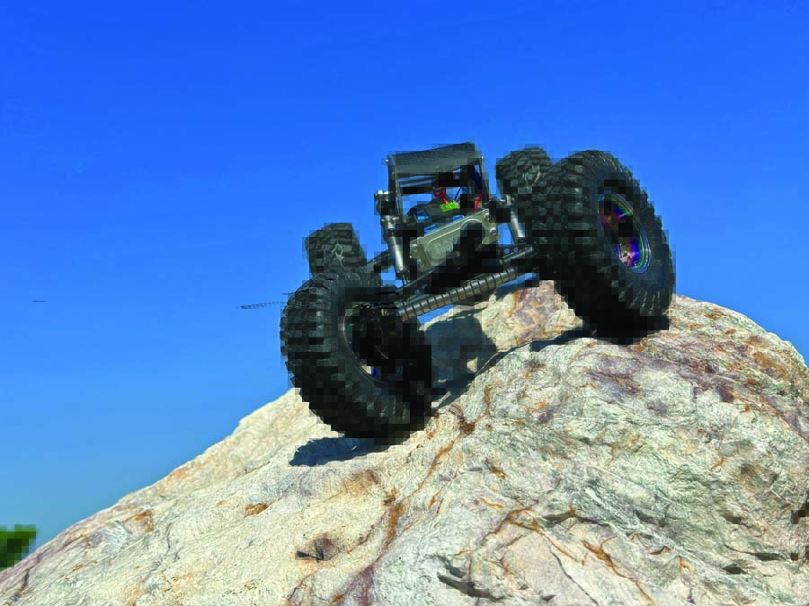 Up front are 3Flow9’s RC Roller Bearing Steering Link which allows the Capra to roll over obstacles and a powerful Reefs RC Raw 400 Low Profile HV steering servo.